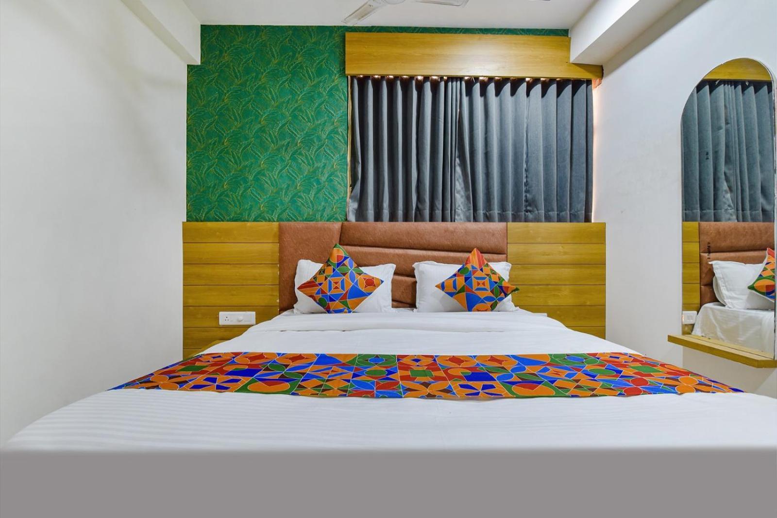 Hotel Green Tree 阿穆达巴 外观 照片