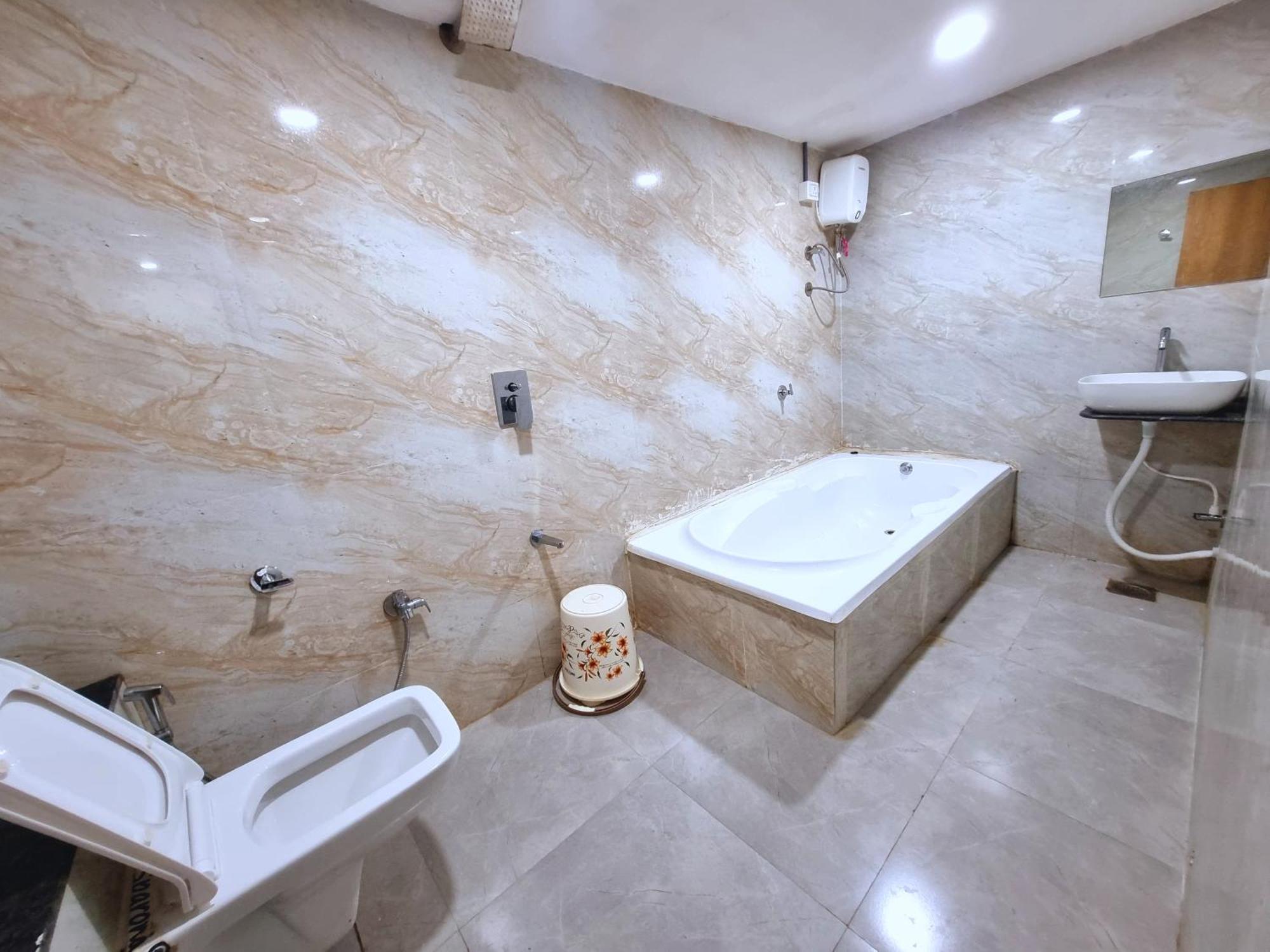 Hotel Green Tree 阿穆达巴 外观 照片